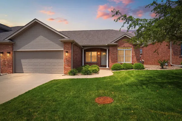 $389,500 | 5 Spring Ridge Circle, Bloomington, IL 61704