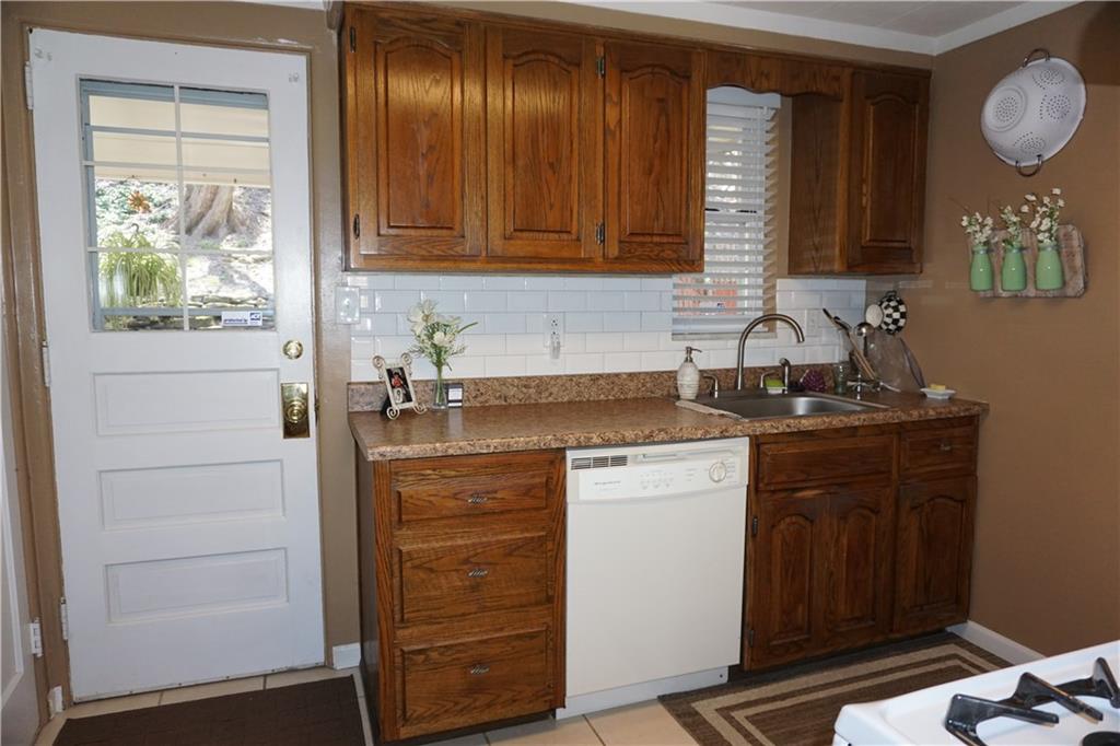 924 Roland Road Pittsburgh, PA 15221 - Photo 5 of 23 Classy fully equipped kitchen!