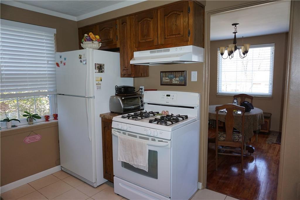 924 Roland Road Pittsburgh, PA 15221 - Photo 6 of 23 kitchen