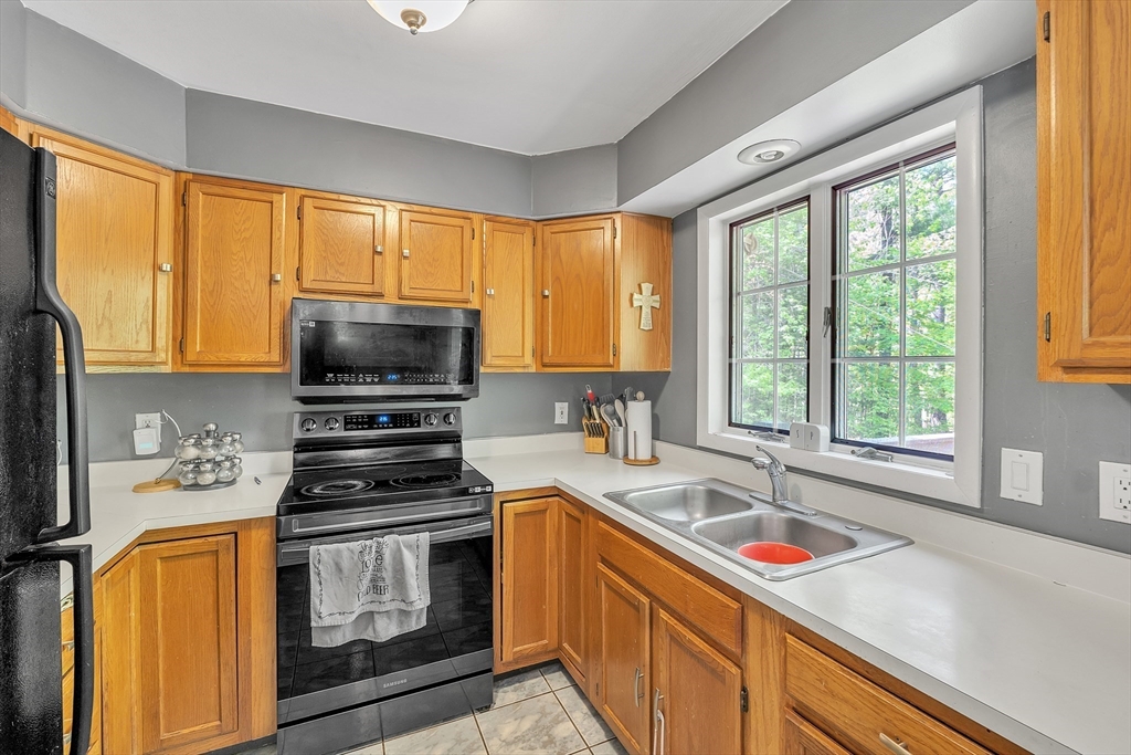 10 Vinton Road Sturbridge, MA 01566 - Photo 4 of 33