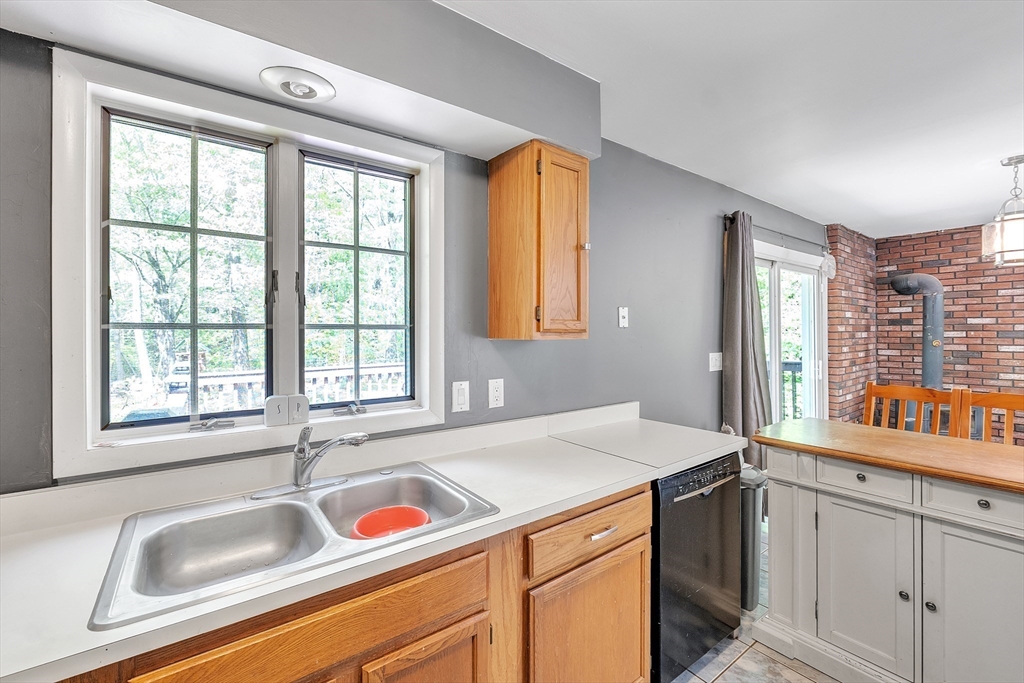 10 Vinton Road Sturbridge, MA 01566 - Photo 5 of 33