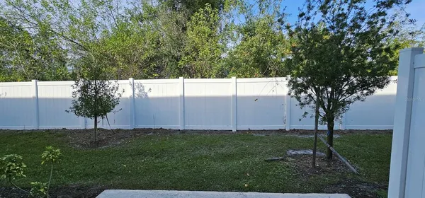 a view of a back yard