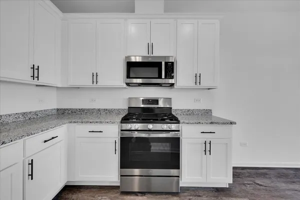 $2,650 | 4303 Chelsea Mnr Circle, Aurora, IL 60504