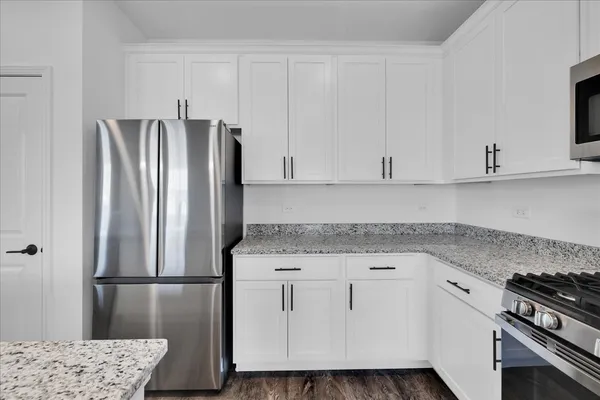 $2,650 | 4303 Chelsea Mnr Circle, Aurora, IL 60504