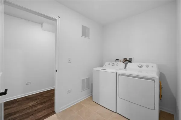 $2,650 | 4303 Chelsea Mnr Circle, Aurora, IL 60504