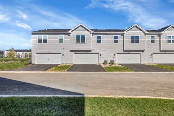 $2,650 | 4303 Chelsea Mnr Circle, Aurora, IL 60504