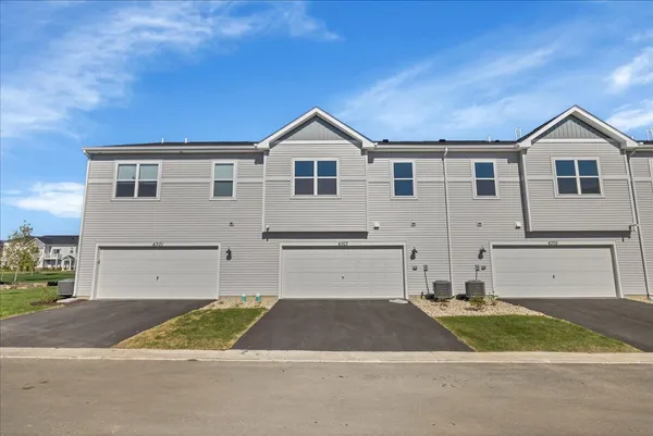 $2,650 | 4303 Chelsea Mnr Circle, Aurora, IL 60504