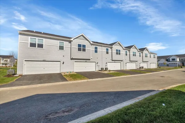 $2,650 | 4303 Chelsea Mnr Circle, Aurora, IL 60504