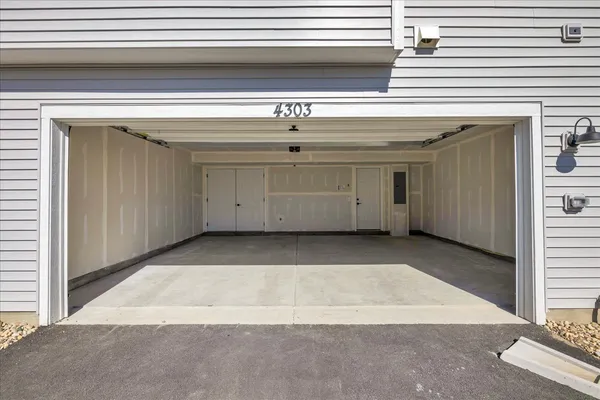 $2,650 | 4303 Chelsea Mnr Circle, Aurora, IL 60504