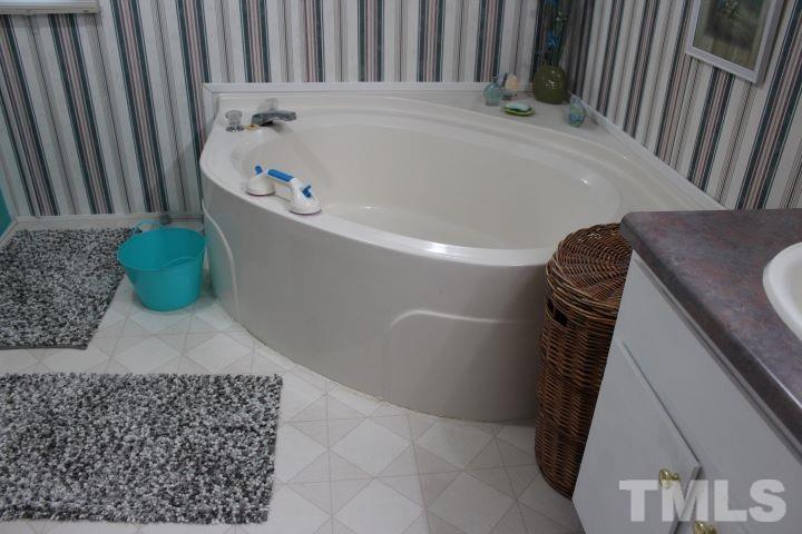 141 Waters Edge Road Henderson, NC 27537 - Photo 13 of 30 a bathroom with a bathtub