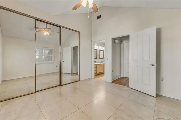 a view of empty room with a ceiling fan