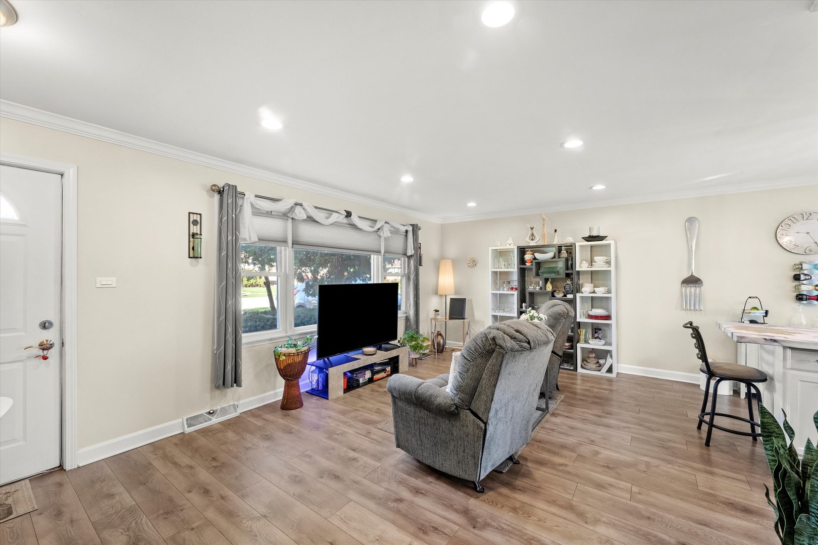 7749 South Octavia Avenue Bridgeview, IL 60455 - Photo 5 of 35 a living room with furniture and a flat screen tv