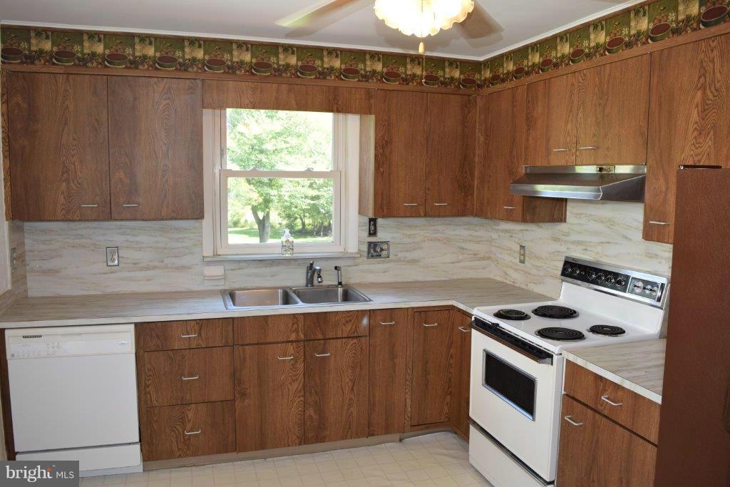 9723 Harford Road Baltimore, MD 21234 - Photo 8 of 18 Kitchen