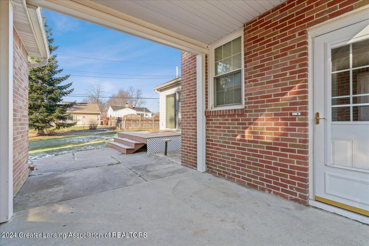 2525 Arlington Road Lansing, MI 48906 - Photo 6 of 37 06-Media Jett-6