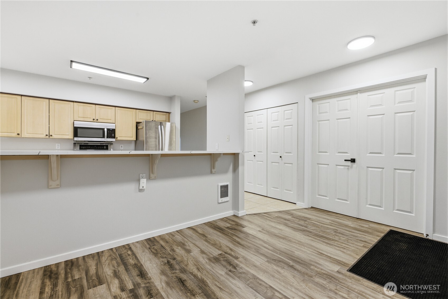 15340 Macadam Road South, Unit B206 Tukwila, WA 98188 - Photo 6 of 29 a view of a kitchen with electric appliances