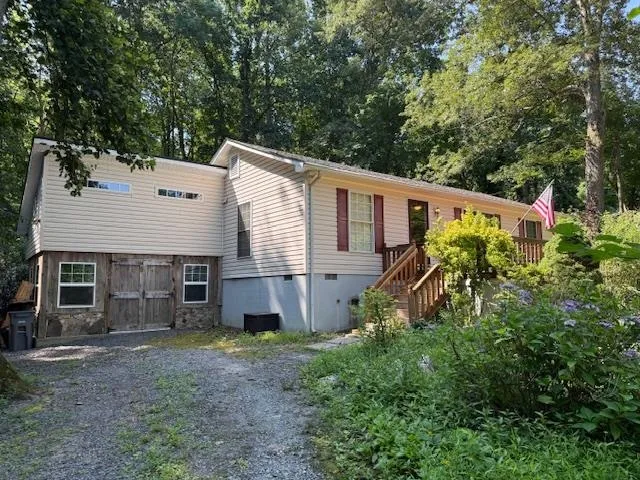 a view of a house with backyard and garden
