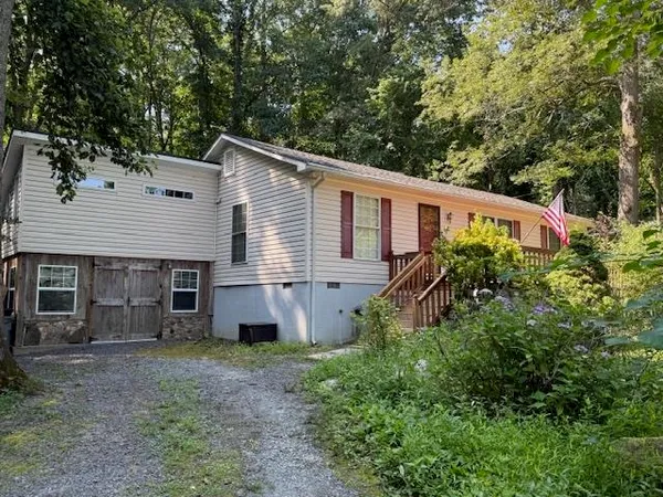 a view of a house with backyard and garden