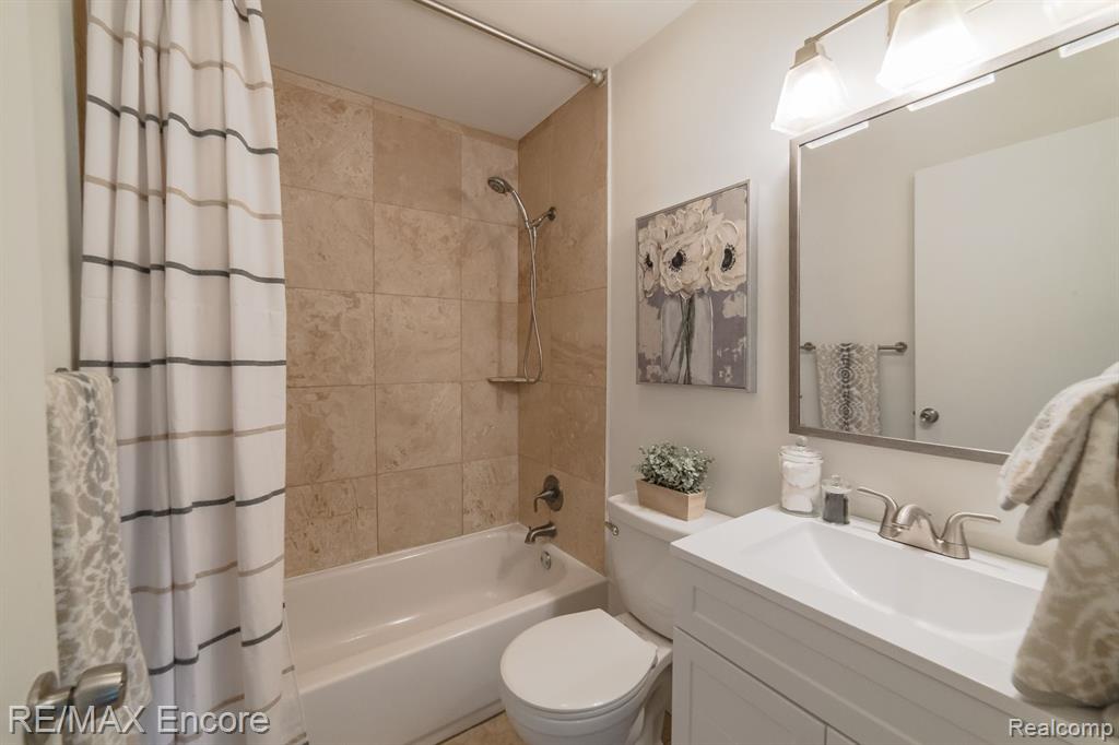 435 Rivard Boulevard Waterford, MI 48327 - Photo 19 of 37