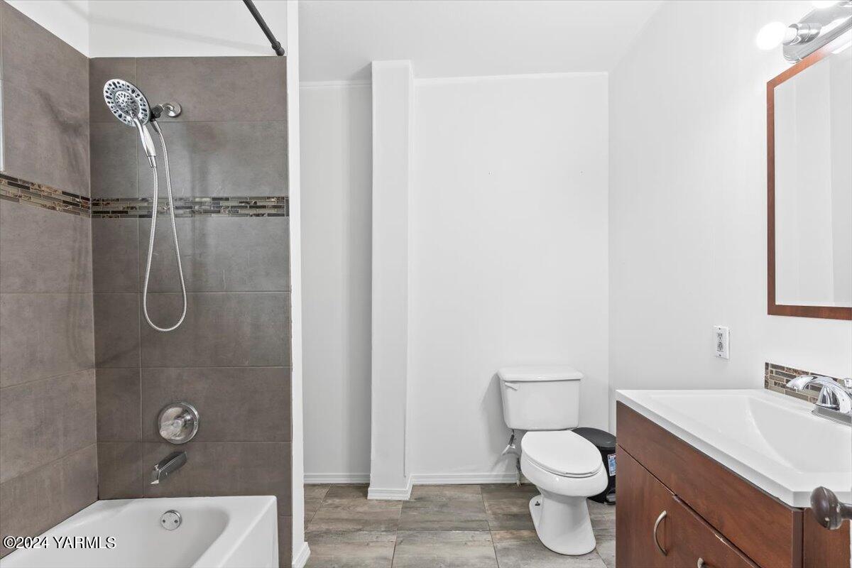 710 East Walnut Street Yakima, WA 98901 - Photo 11 of 15 a bathroom with a sink toilet and shower
