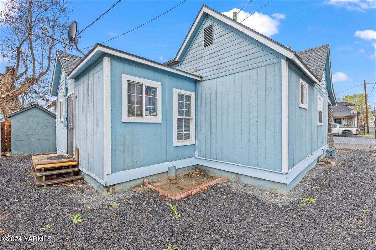 710 East Walnut Street Yakima, WA 98901 - Photo 15 of 15 a backyard of a house with barbeque oven