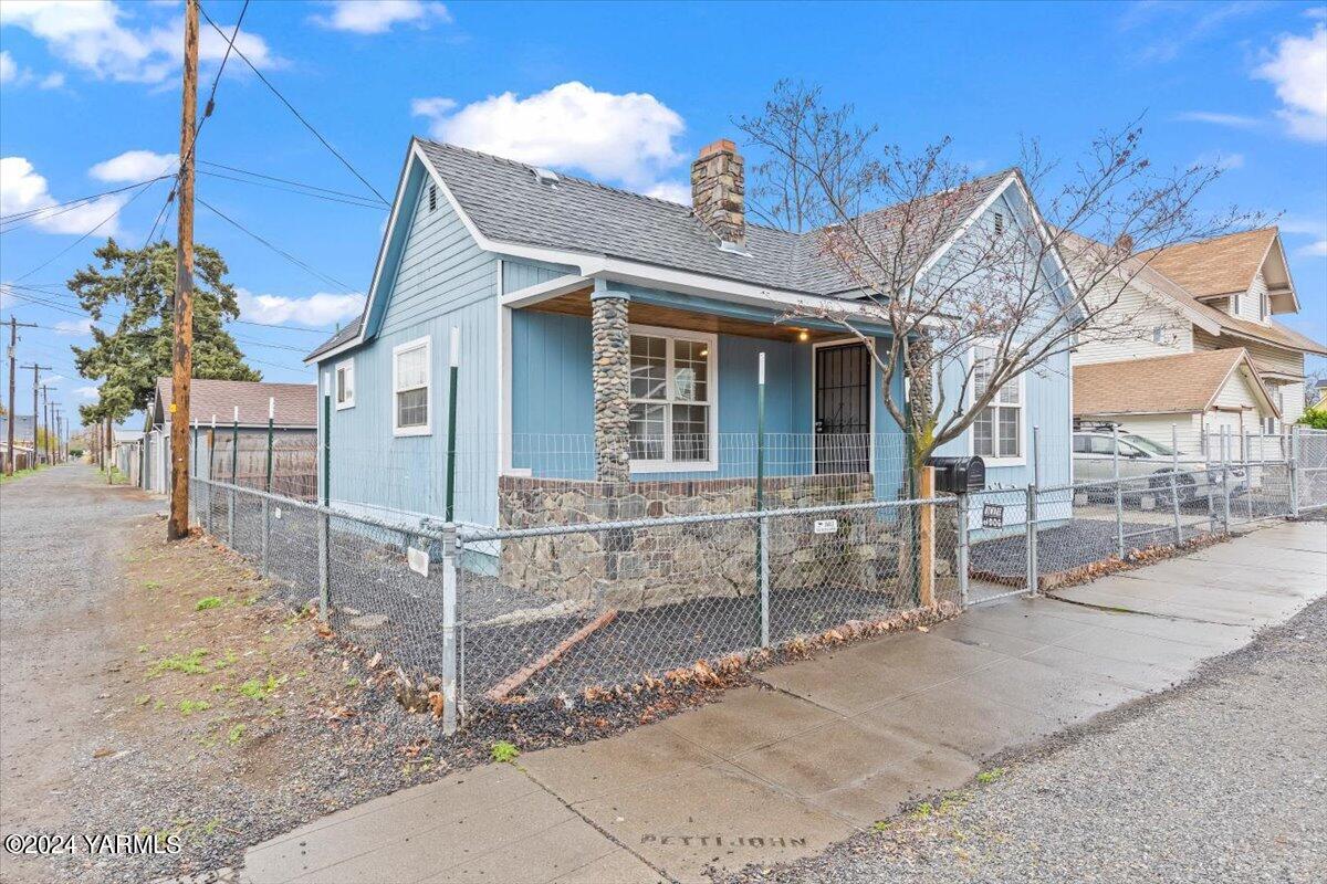 710 East Walnut Street Yakima, WA 98901 - Photo 2 of 15 a view of a white house with large windows