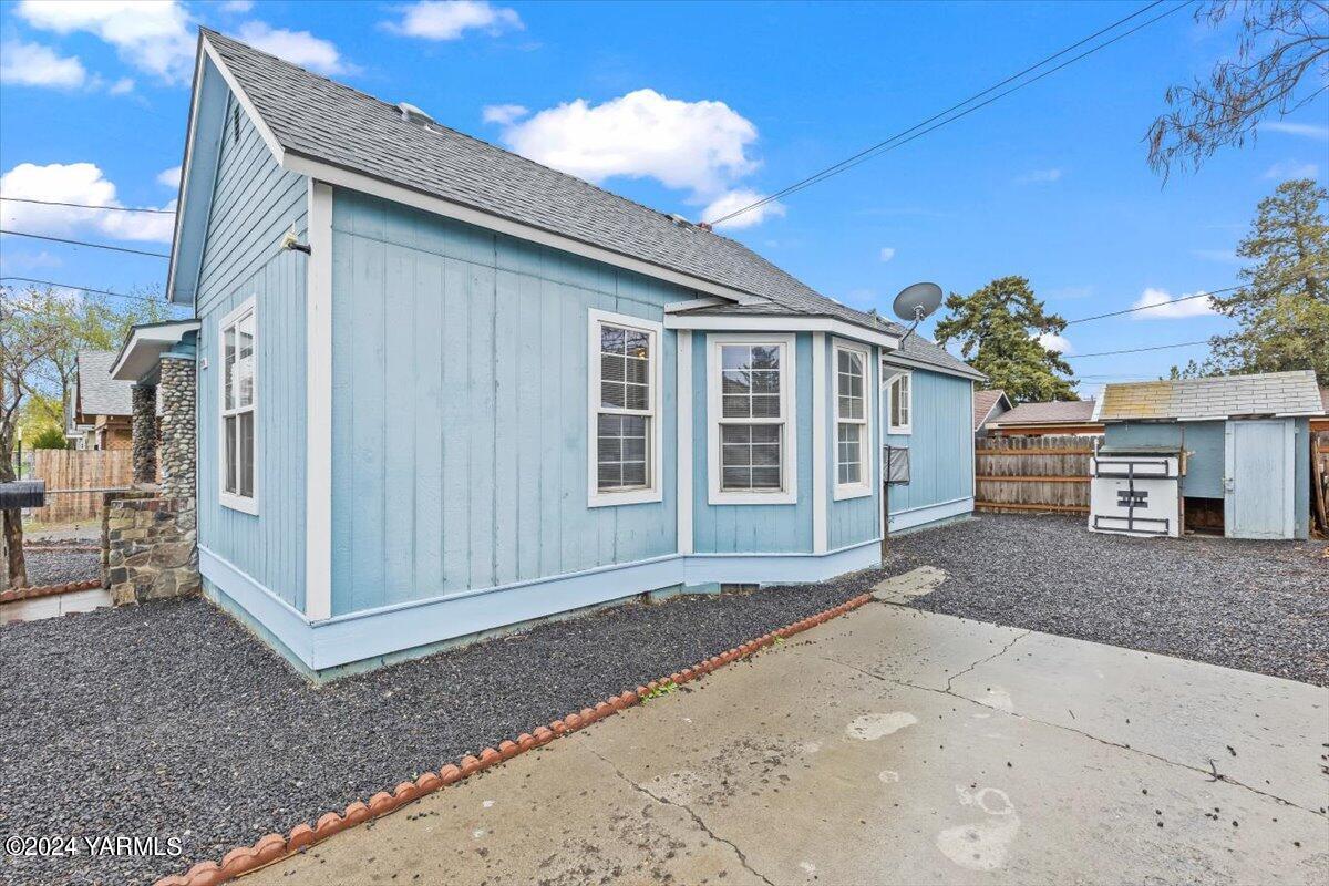 710 East Walnut Street Yakima, WA 98901 - Photo 3 of 15 a view of a house with a yard