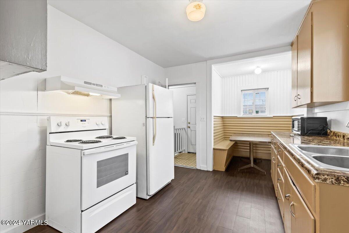 710 East Walnut Street Yakima, WA 98901 - Photo 6 of 15 a kitchen with a stove a sink and a refrigerator