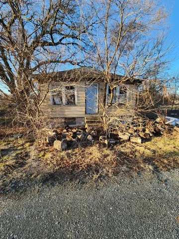 a view of a yard with an tree