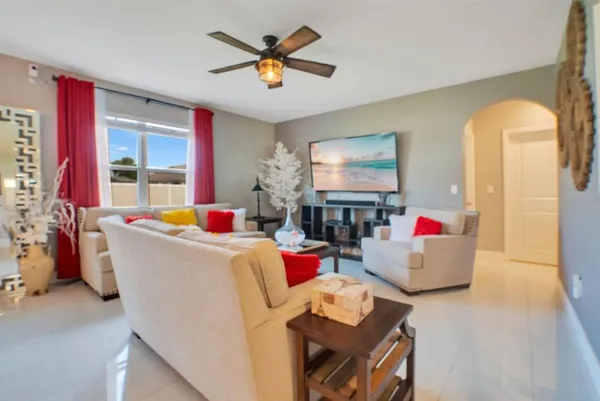 a view of a back yard