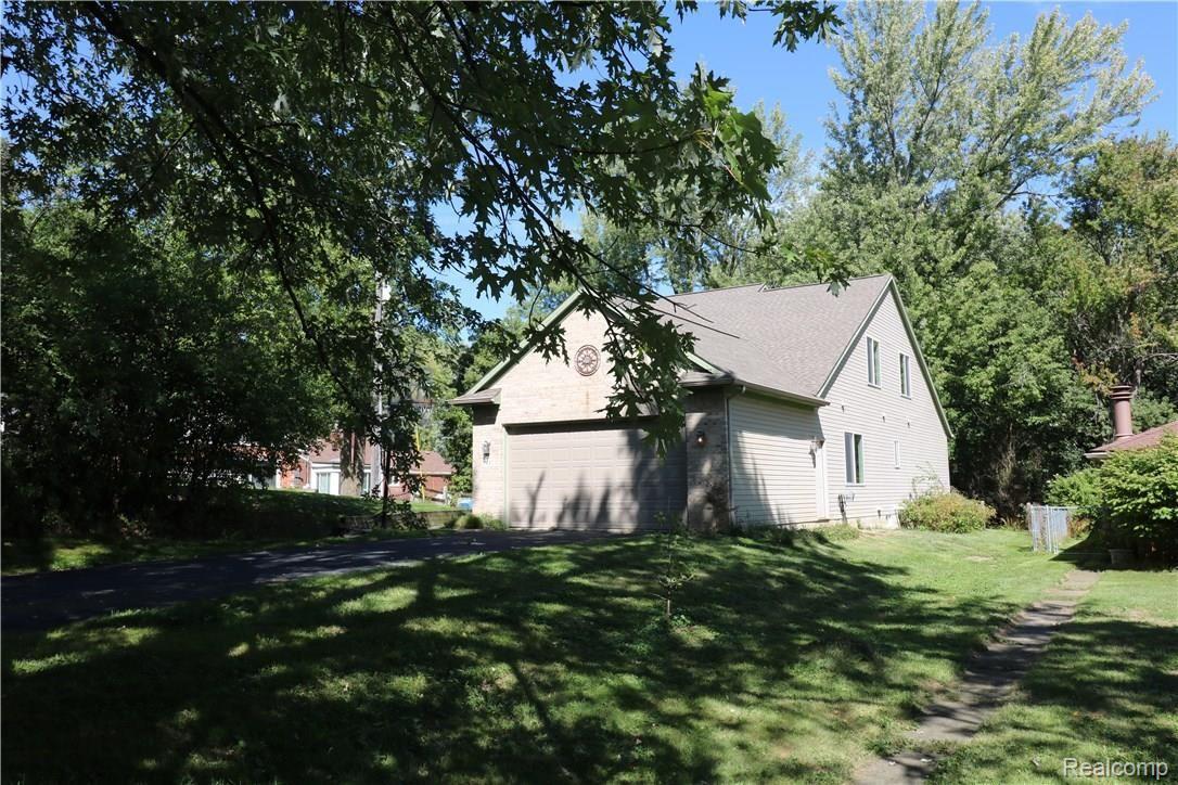 2447 Devonshire Road Bloomfield Hills, MI 48302 - Photo 2 of 22 IMG_9402.jpeg