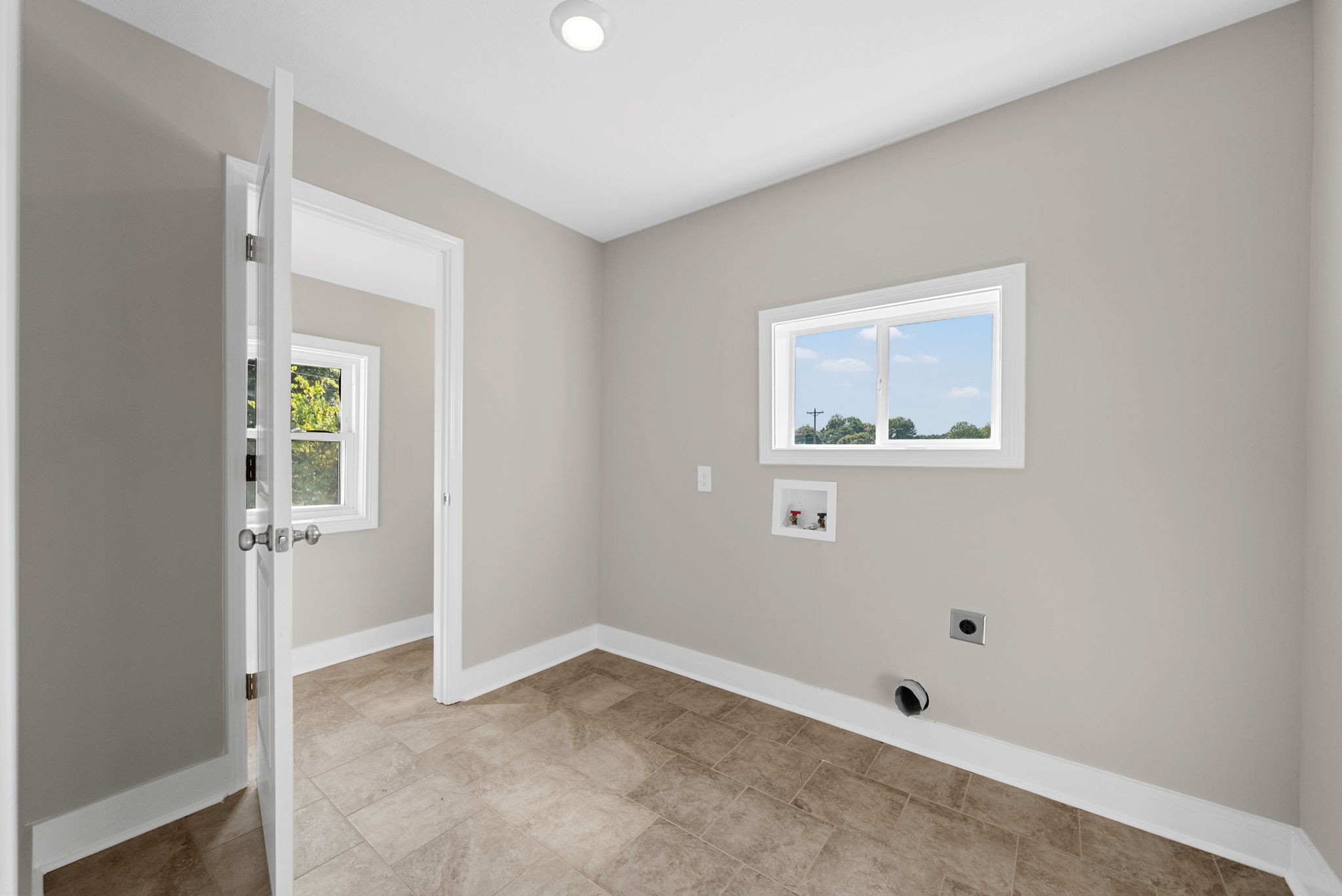 2021 Powell Road Clarksville, TN 37043 - Photo 14 of 31 an empty room with windows and closet