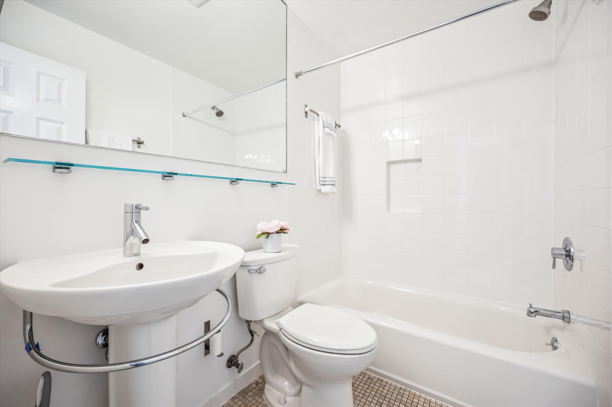 6705 Hillandale Road Chevy Chase, MD 20815 - Photo 16 of 33 Hall full Bathroom