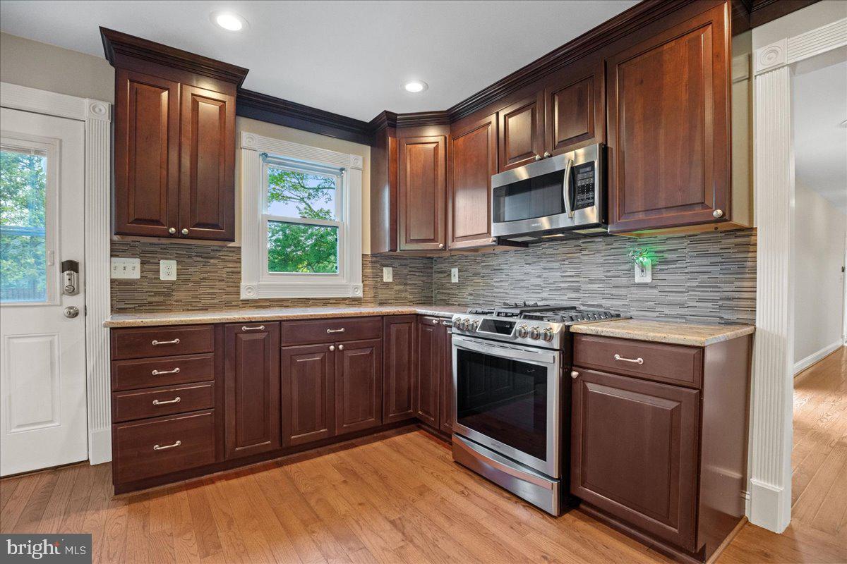 743 Masons Beach Road Deale, MD 20751 - Photo 14 of 39 Gas cooking with plenty of cabinet space.