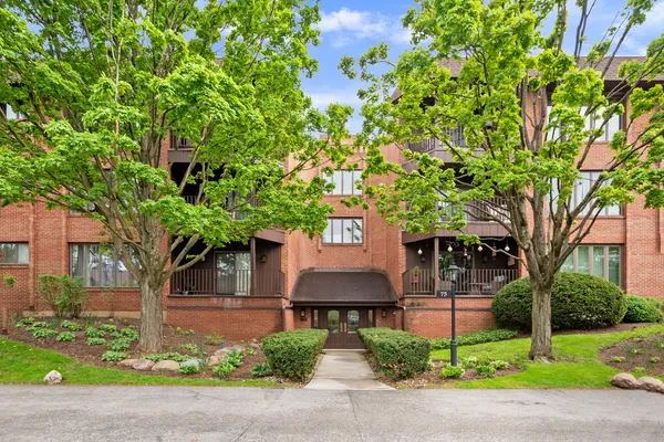 $450,000 | 75 Boardwalk Place, Unit 203, Park Ridge, IL 60068