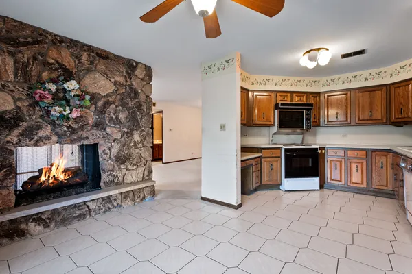 $450,000 | 75 Boardwalk Place, Unit 203, Park Ridge, IL 60068