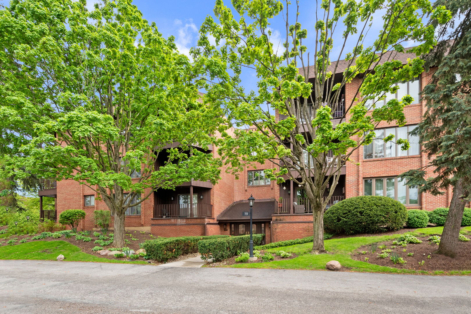 75 Boardwalk Place, Unit 203 Park Ridge, IL 60068 - Photo 2 of 24