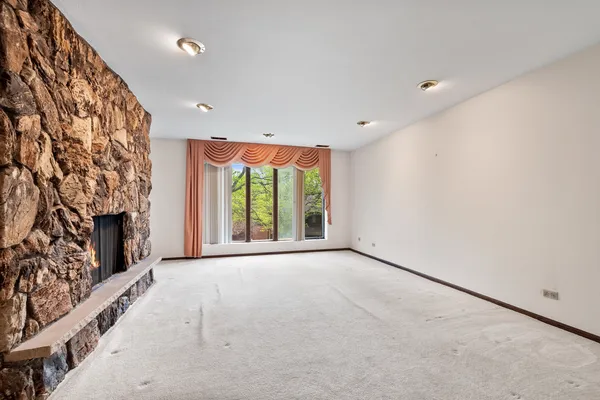 $450,000 | 75 Boardwalk Place, Unit 203, Park Ridge, IL 60068