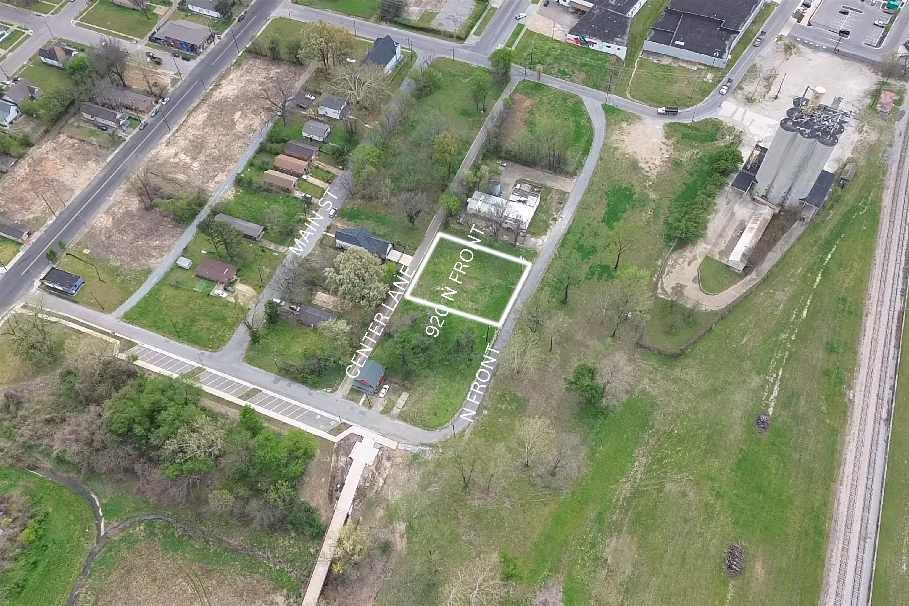 920 North Front Street Memphis, TN 38107 - Photo 1 of 6 a view of a yard from a balcony