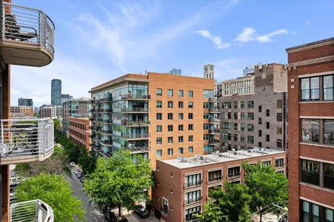 $349,900 | 933 West Van Buren Street, Unit 702, Chicago, IL 60607