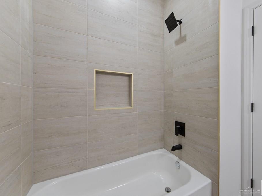 18002 Spruce Street Harlingen, TX 78552 - Photo 21 of 29 a bathroom with a bathtub