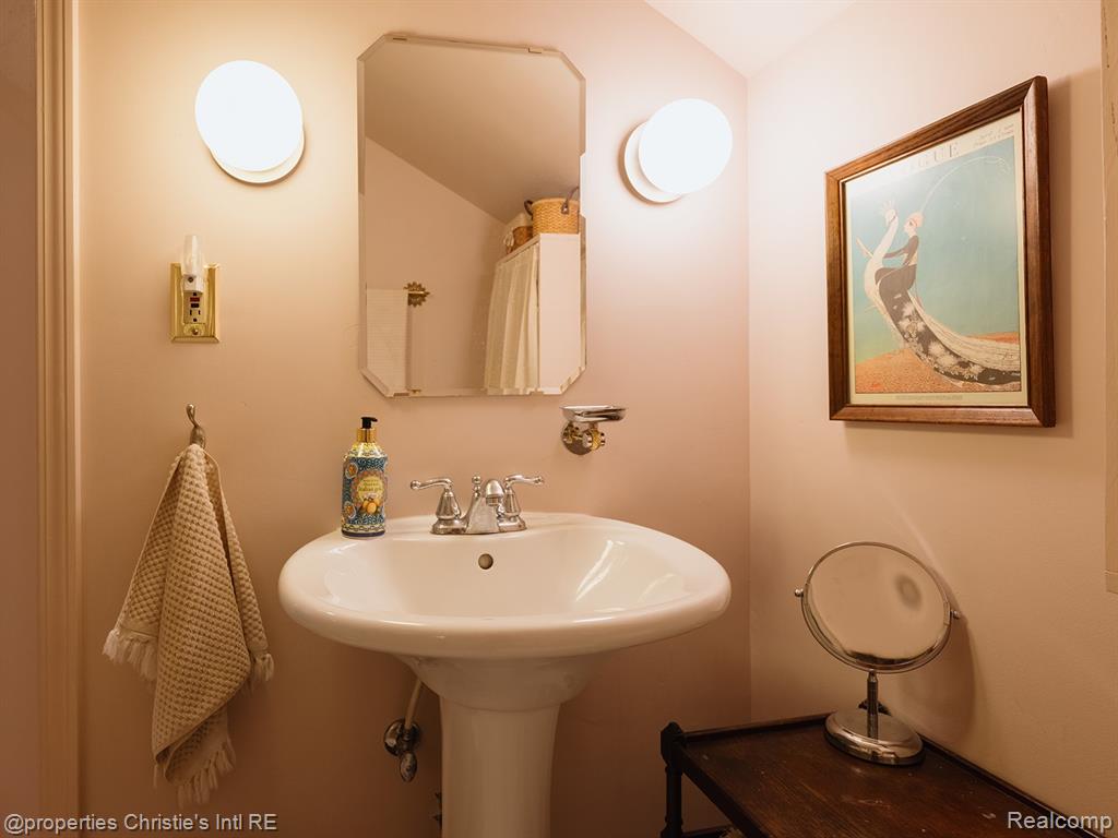 4858 Yorkshire Road Detroit, MI 48224 - Photo 23 of 33