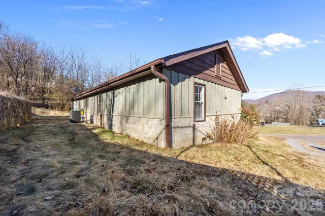 a view of backyard of the house