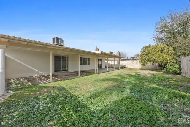 a view of a back yard of the house
