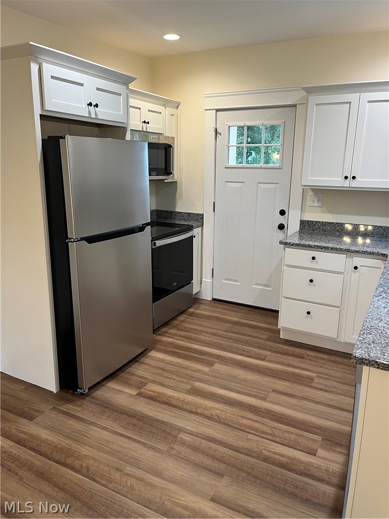 3795 Delmore Road Cleveland, OH 44121 - Photo 3 of 29