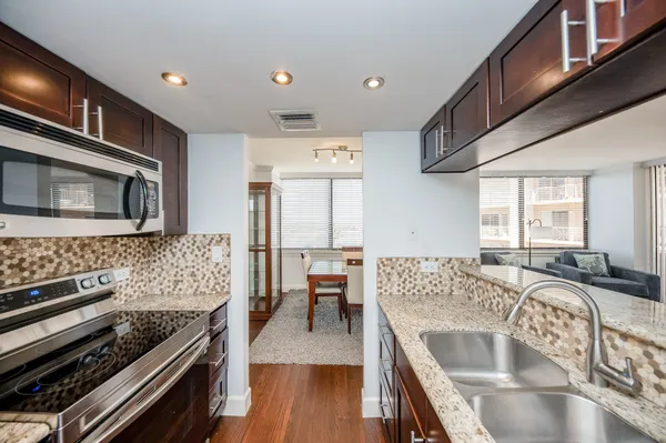 $2,200 | 3525 Sage Road, Unit 710, Houston, TX 77056