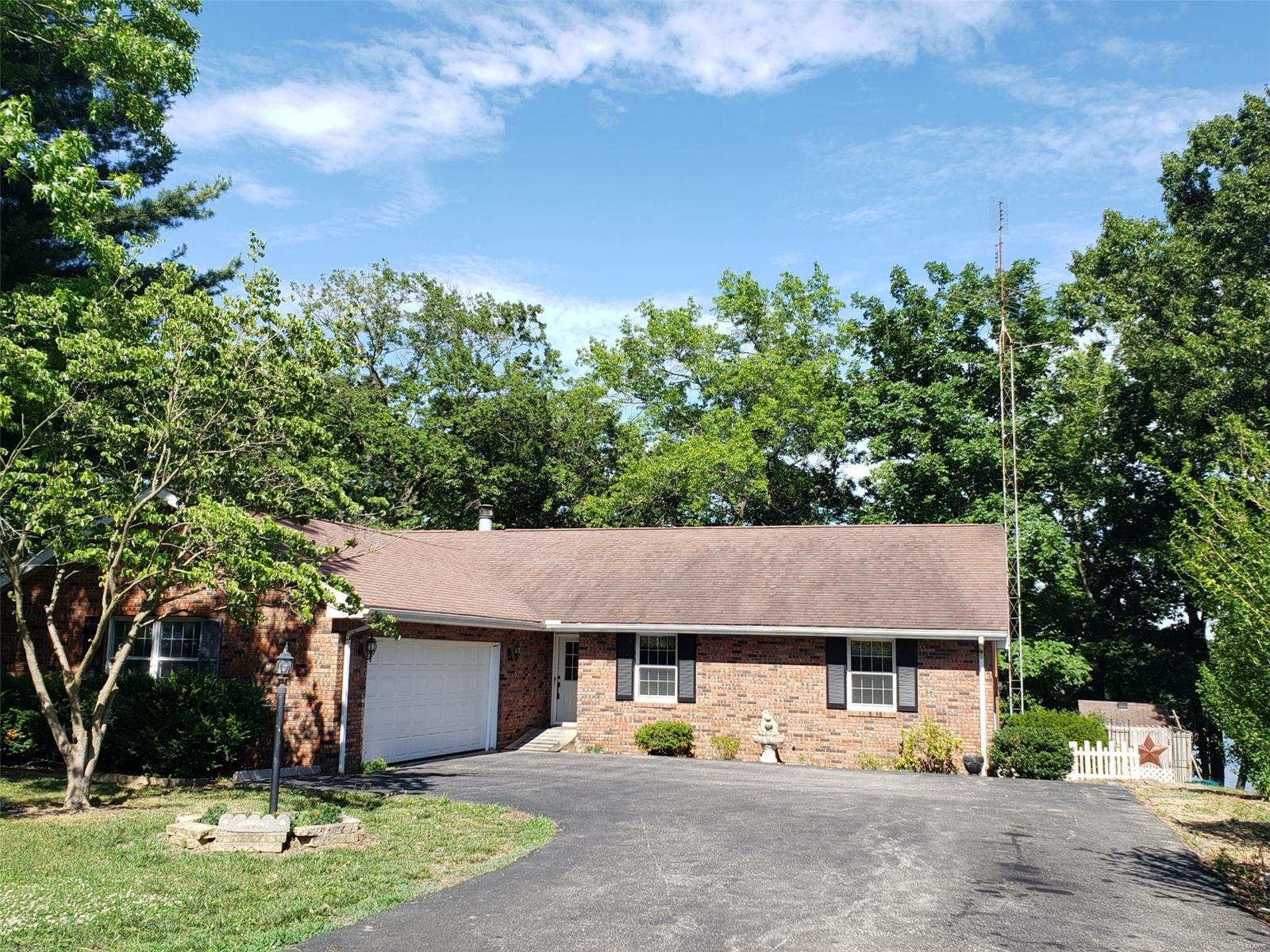 211 Lands End Road Hillsboro, IL 62049 - Photo 2 of 59