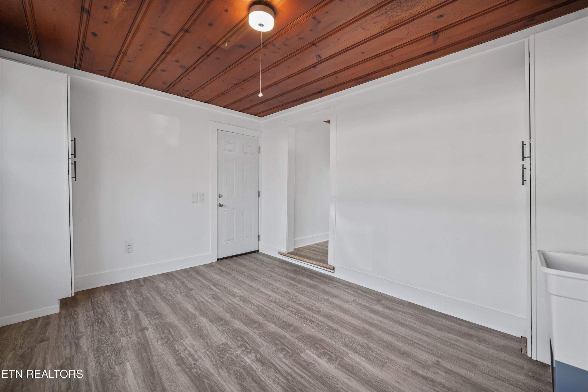 3001 Buffat Mill Road Knoxville, TN 37917 - Photo 21 of 28 a view of hallway with wooden floor