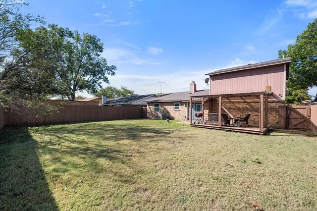 a view of a house with backyard and sitting area