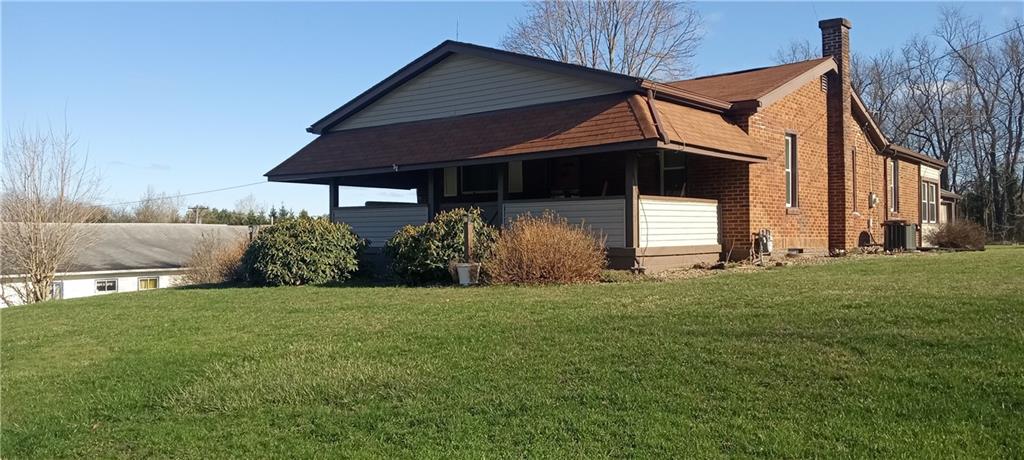 a view of a house with a yard
