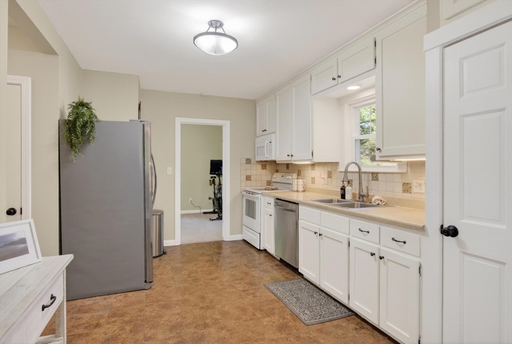 181 Forge Village Road Groton, MA 01450 - Photo 10 of 41 Gallery Image 10